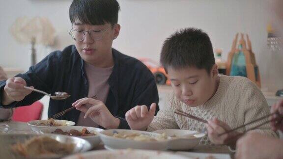 中国多代同堂的一家人在除夕夜吃团圆饭