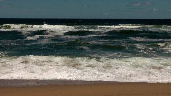 大西洋海滩上的波浪慢镜头
