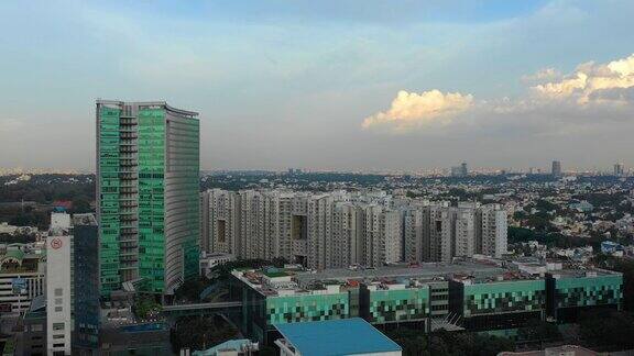 日落时间班加罗尔城市著名的世贸大厦公寓大楼空中全景4k印度