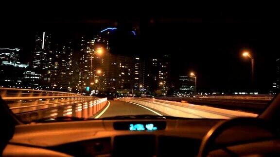 夜间驾车前往城市