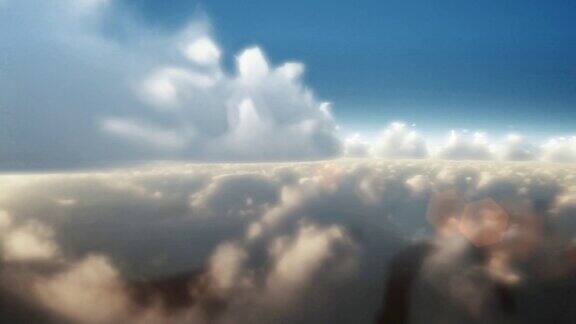 天上的飞行穿过云层