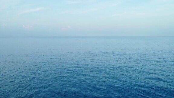 美丽开放的海洋自然夏季蓝色的海面白云和蓝天从无人机鸟瞰镜头自然与旅游背景概念