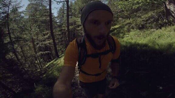 在山上奔跑的POV人小道:Dolomites