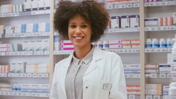 一位微笑的女药剂师站在药店柜台后面的肖像