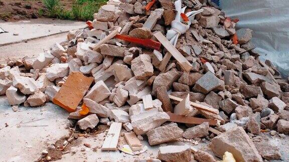煤渣砌块、水泥和各种潜在危险有毒建筑垃圾的堆放