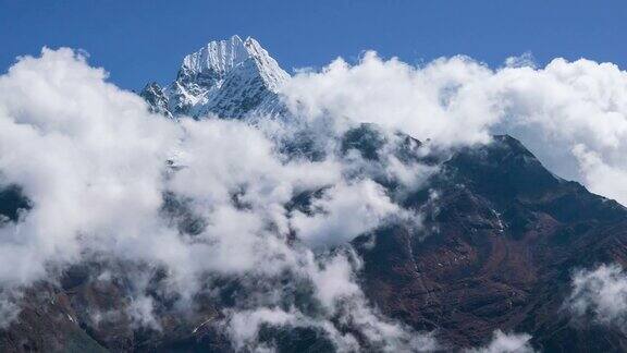 尼泊尔Sagarmatha国家公园NamcheBazaar定居点附近6608m的Thamserku山顶珠峰大本营(EBC)徒步路线