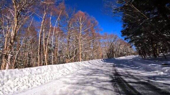 在冰雪覆盖的山路上行驶