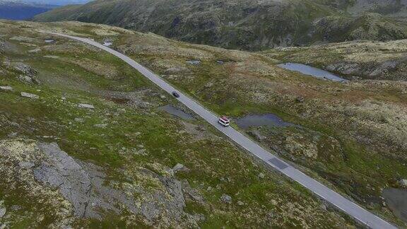 鸟瞰挪威山脉上的一条小路