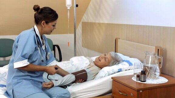 HDDOLLY:护士检查血压
