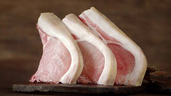 生猪肉肉排在砧板上慢慢旋转