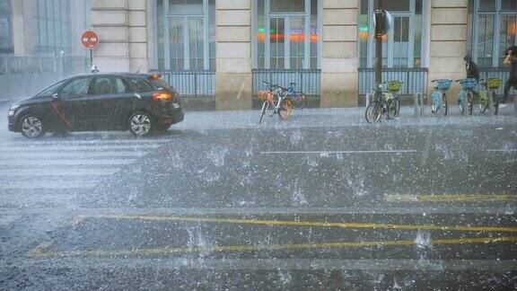 极端天气冰雹暴雨巴黎街道上的暴风雨冰雹会打击自行车