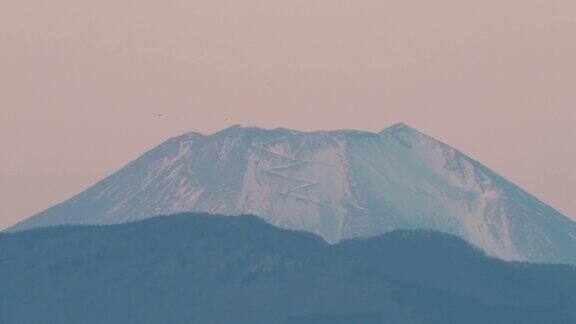 (32倍速度)日出时富士山山顶的变色