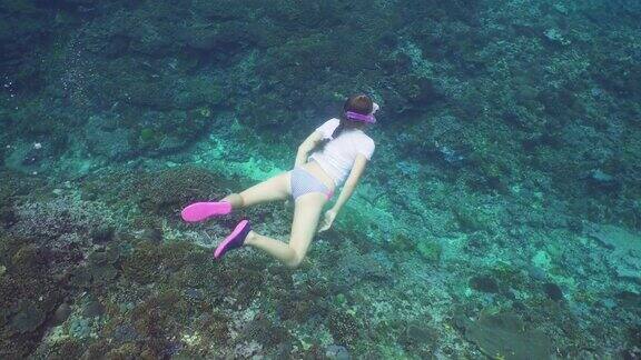 女孩在水下潜水