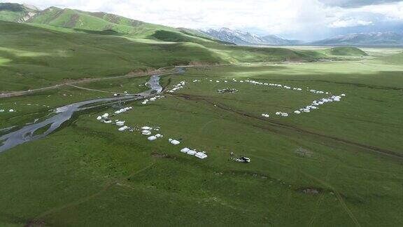 中国四川西部理塘草地上的藏族蒙古包