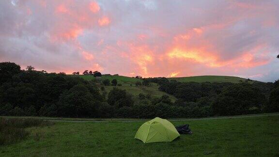 自然景观与帐篷山和明亮的红云在日落