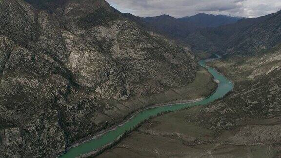 俯瞰峡谷中的绿松石河无人机拍摄