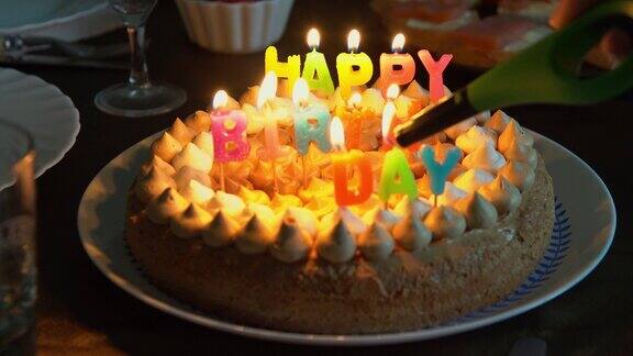 生日蛋糕蛋糕上的蜡烛燃烧的蜡烛生日快乐派