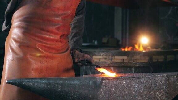 烧着的铁正在铁匠铺里锤打