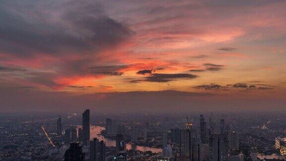 曼谷城市湄南河在日落时间与白天到晚上