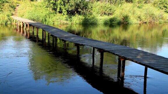 河上有一座木桥
