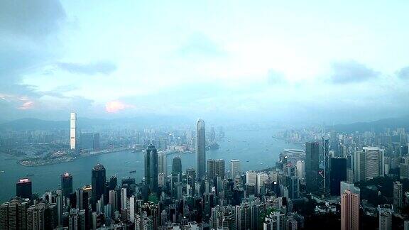 航拍黄昏时分的香港维多利亚港