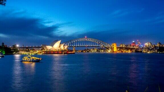 从悉尼歌剧院的白天到夜晚的蓝色时刻从皇家植物园观看