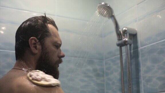 留着胡子的白人中年男子在淋浴