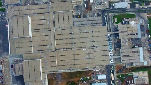 在户外工业厂房场地上的大型工厂现代工业厂房的屋顶自顶向下鸟瞰图