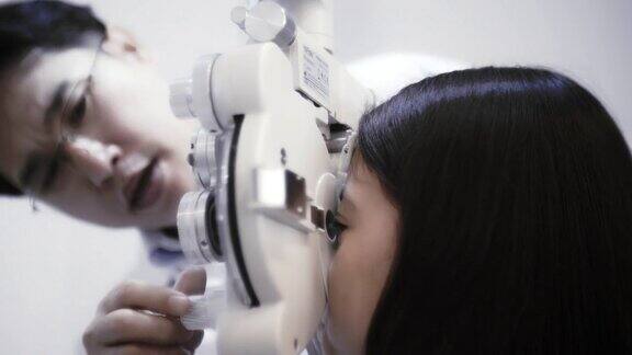 眼科医生检查女孩的视力