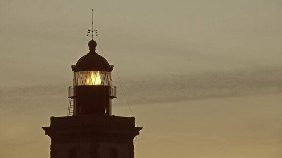 灯塔在日落时的微光中闪烁
