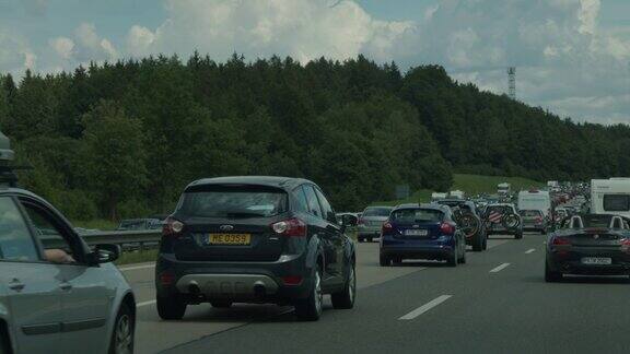 德国高速公路上的车队交通