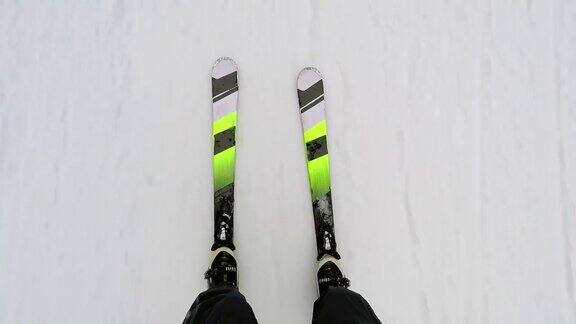 在山坡上滑雪特写