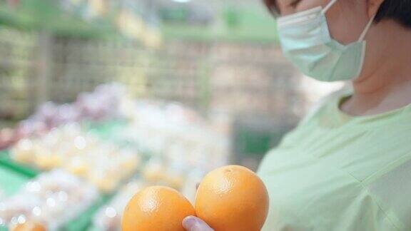 一位女士带着一次性医用口罩在超市购物
