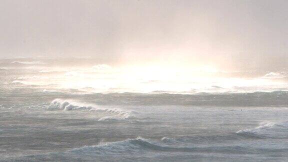 黄昏时慢镜头中不祥的海洋