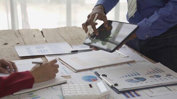 男女业务团队讨论分析工作与财务数据和图表平板电脑报告增长营销计划战略为公司利润4kVDO