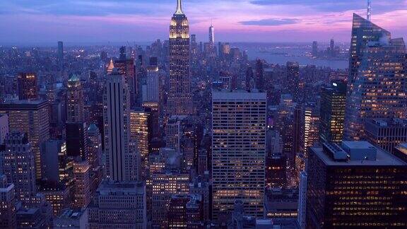 向上倾斜:高角度的曼哈顿纽约日落美国的生活方式城市景观地标和旅游理念