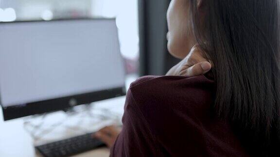 亚洲妇女肩颈疼痛办公室综合症保健概念
