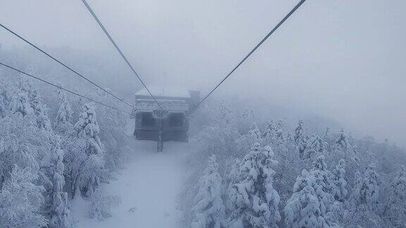 缆车下山与美丽的风景雪山从高角度观看日本的冬天