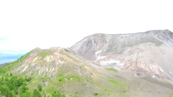 日本北海道上的臼山活火山火山口