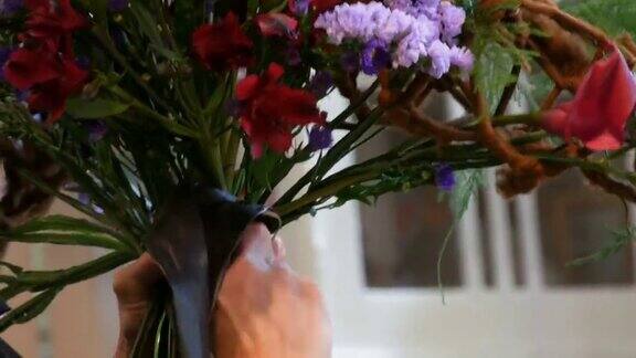 女花商制作插花或一束鲜花的手