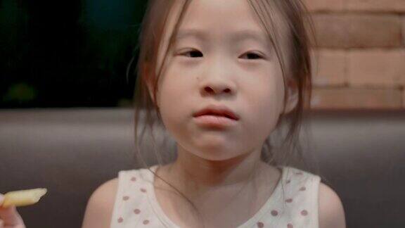 可爱的亚洲小女孩吃薯条