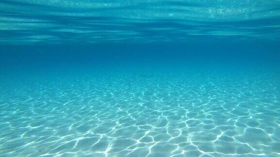 水下观看水晶清澈的蓝色的水在地中海