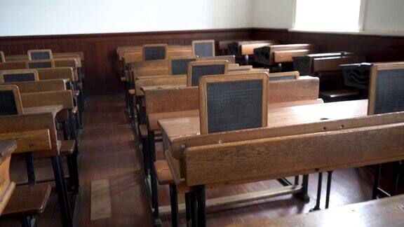 有木制课桌的老式教室
