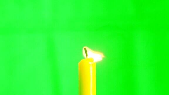蜡烛燃烧慢动作火火焰燃烧蜡烛在绿色屏幕上