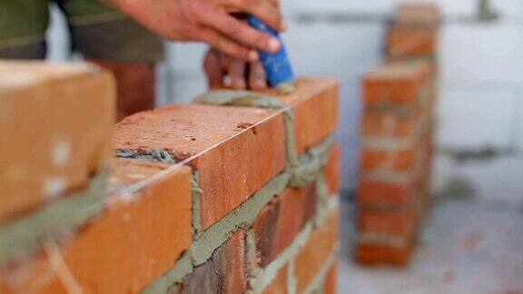 工人在建筑工地砌砖