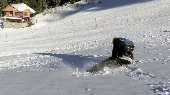 小女孩在冬天的雪坡上跑着摔了下来的慢镜头