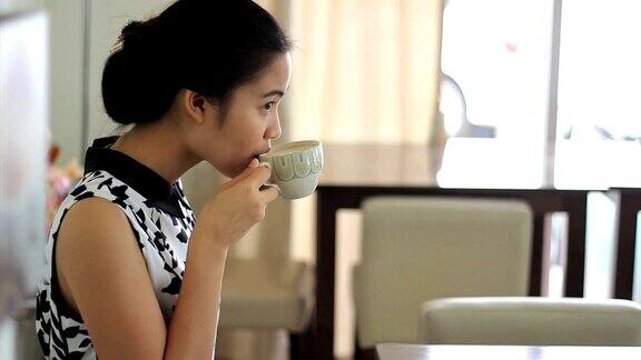 亚洲女人喜欢在咖啡馆喝茶