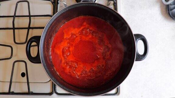 厨师正在为肉饼准备西红柿汤