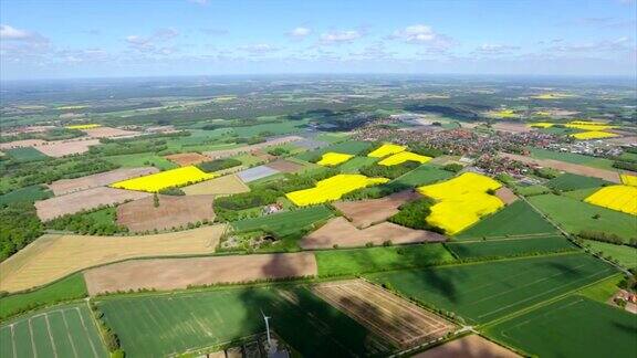 鸟瞰图绿色牧场拼凑农田在下萨克森州德国