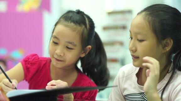 两个亚洲女孩一起玩井字游戏